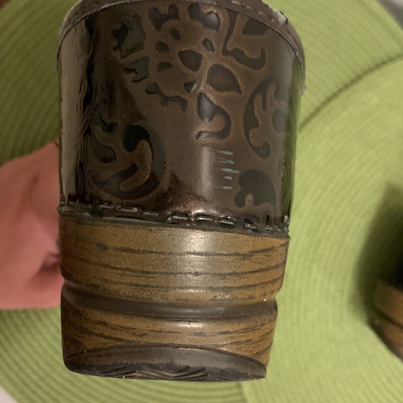 Women’s Dansko Clogs-Leather-Shine- Pattern-Size 38- Good Condition w/some Flaws - Picture 7 of 15